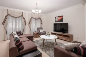 Cheerful 4 bedroom 3.5 bathroom 1 study big house - Image 2