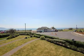 53Searoad, Sea Views,The Needles & The Isle of White, 3 bed, garden, beach, dogs - Image 3