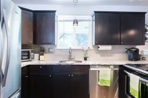 ★Modern 6 Bedroom Home With Game Room★ - Image 3