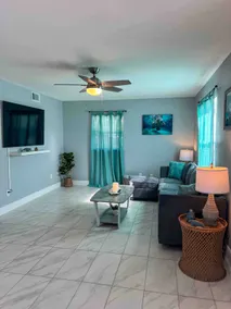 House of Manatees-Entire house with yard, fire pit, dog friendly - Image 2