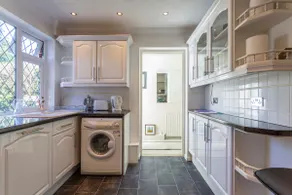 Beautiful & Spacious Modern Annex in Queens Park - Image 2