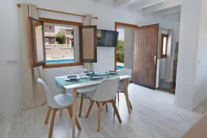 Rustic 1-bedroom apartment with porch/pool - Image 3
