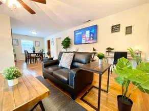 Serene 2BR Bungalow - Parking + Laundry + Sleep 6 - Image 5