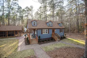 TooFine Lakehouse, pet friendly waterfront cottage - Image 3