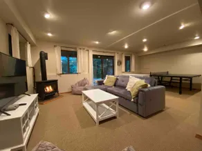 Luxurious Cabin Style Lake House walking distance to Lake Cushman - Image 4