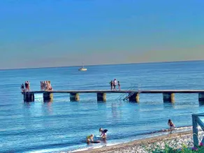 Picturesque house next to beach - Image 2