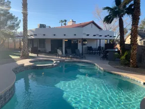 Relaxing Retreat - 5 miles from strip! - Image 2