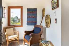Elegant Vintage Craftsman Apartment With Garden - Image 3