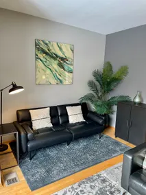 Cozy 2BR haus inn Pilsen with patio and fire pit 🔥 - Image 4