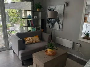 Self-contained bright private chalet with garden - Image 2