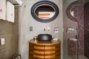 Orchid Boutique Accommodation in Historic Townhouse - Image 4