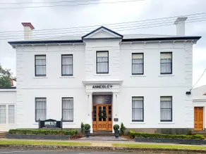 Historic 3 BR APT short stroll to cafes & beaches - Image 2