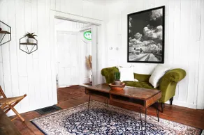 Hip farmhouse steps to town/minutes to venues/ski - Image 4