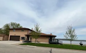 Cheerful beautiful home with an amazing lake view. - Image 2
