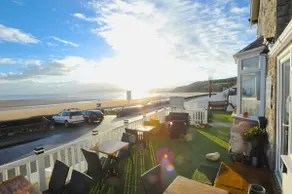 Sea side wooden chalet with garden - Image 4