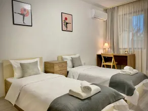 Spacious & Cozy 2 bed Apartment with Work Space & Fast Wi-fi - Image 2
