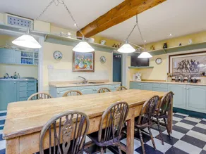 Large country house perfect for family or friends. - Image 5