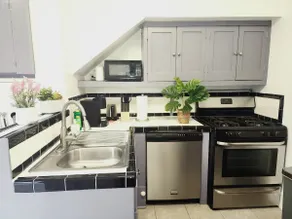 Prime location LUXE 2Bed/1Ba Apartment king bed! - Image 5