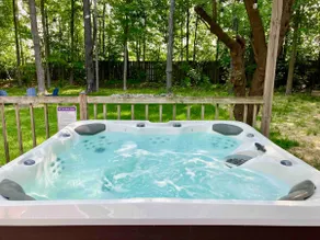 Stylish Comfort and Hot Tub at Clay Terrace - Image 2
