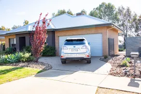 Willow's Place overlooking The Black Bull Golf Course Yarrawonga - Image 2