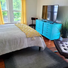 MidMod up2BR w/office steps from Canal & dwntwn NT - Image 2