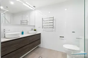Spacious Three Bedroom Unit with Parking & Wifi - Image 2