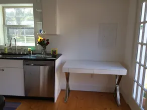 Private Cottage, Walk to Restaurants and Shops - Image 2