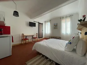 Large bright studio in the center of Grasse - Image 4