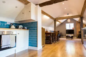 Beautiful Historic Country Coach House - Image 4