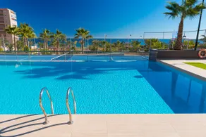 Exclusive oceanfront apartment. Pool and parking - Image 2