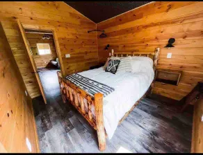 Bunk House At Gold Creek: Rustic Lux Cabin Near Mt. Rushmore & Custer State Park - Image 4