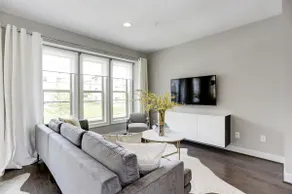 Lux Urban Retreat★Easy access to it all!★Fast WIFI - Image 5