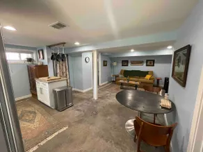 Eclectic 1-bedroom place with free street parking - Image 2