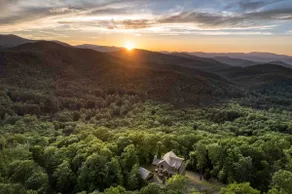 DayDream Lodge! Where Mountain Magic Meets Luxury - Image 2
