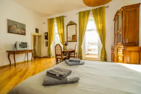 Kronhaus ♥ Chique Central Apt. w/ Parking & Gym - Image 2