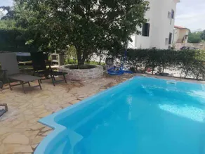 Modern apartment with private pool - Image 2