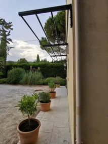 2-bedroom cottage with pool in Provence - Image 3