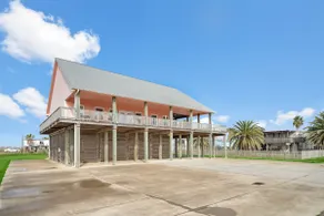 Huge Home With Game Room, Large Deck and Bunk Room - Image 2