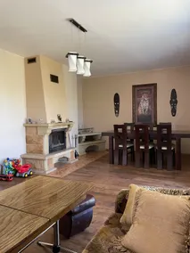 Cozy 4 bedroom with large living room and big yard - Image 3
