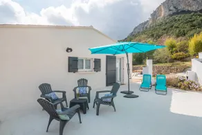 House with garden, parking between sea and mountain - Image 3