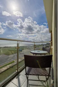 Amazing 3 Bedroom Apartment 30 seconds to beach - Image 2