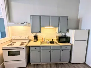 Spacious 3BR on the Square - Image 3