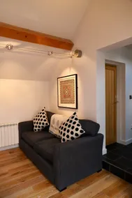 Cosy studio with off street parking - Image 5