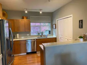 Beautiful top floor condo - Image 4