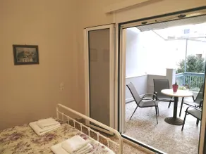 Quiet veranda apartment near city center - Image 2