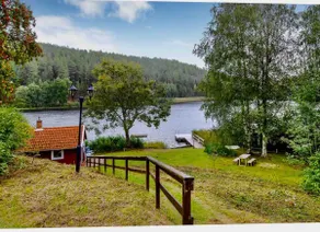 Accommodation with private lake property - Image 3