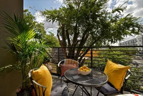 Hip Designer Loft | Walk to 6th Street & Rainey - Image 4