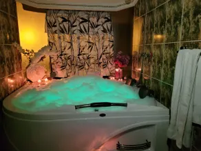 Comfortable suite with Jacuzzi and rooftop - Image 4