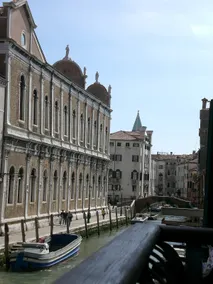 Typical Venetian house on the canal - Image 3