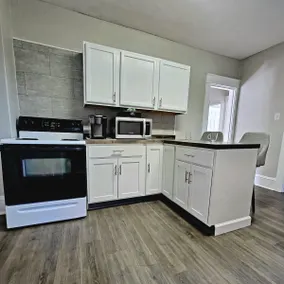 3-bedroom blocks from downtown and bayfront - Image 2